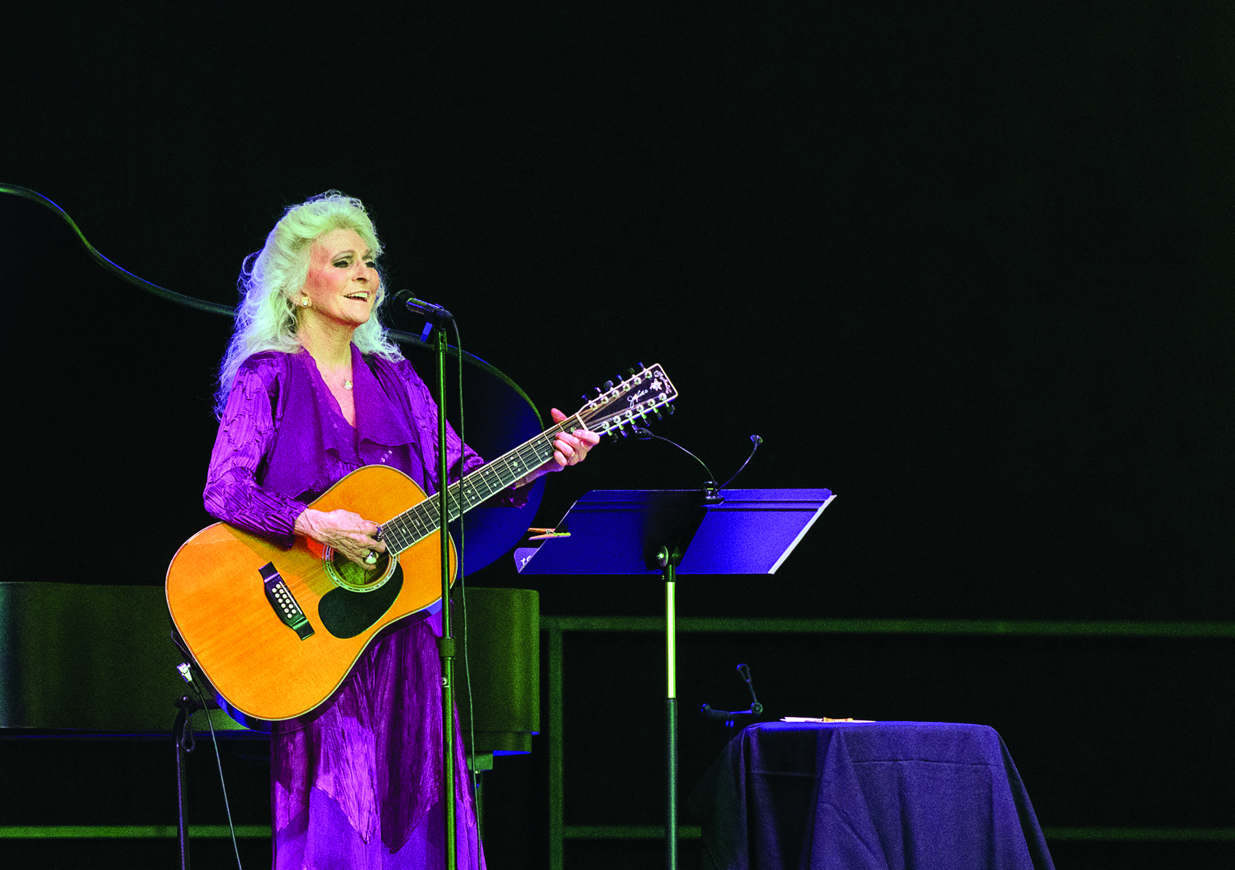 judy collins playing guitar at stratton mountain