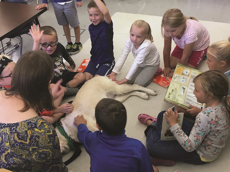 kids with therapy dog