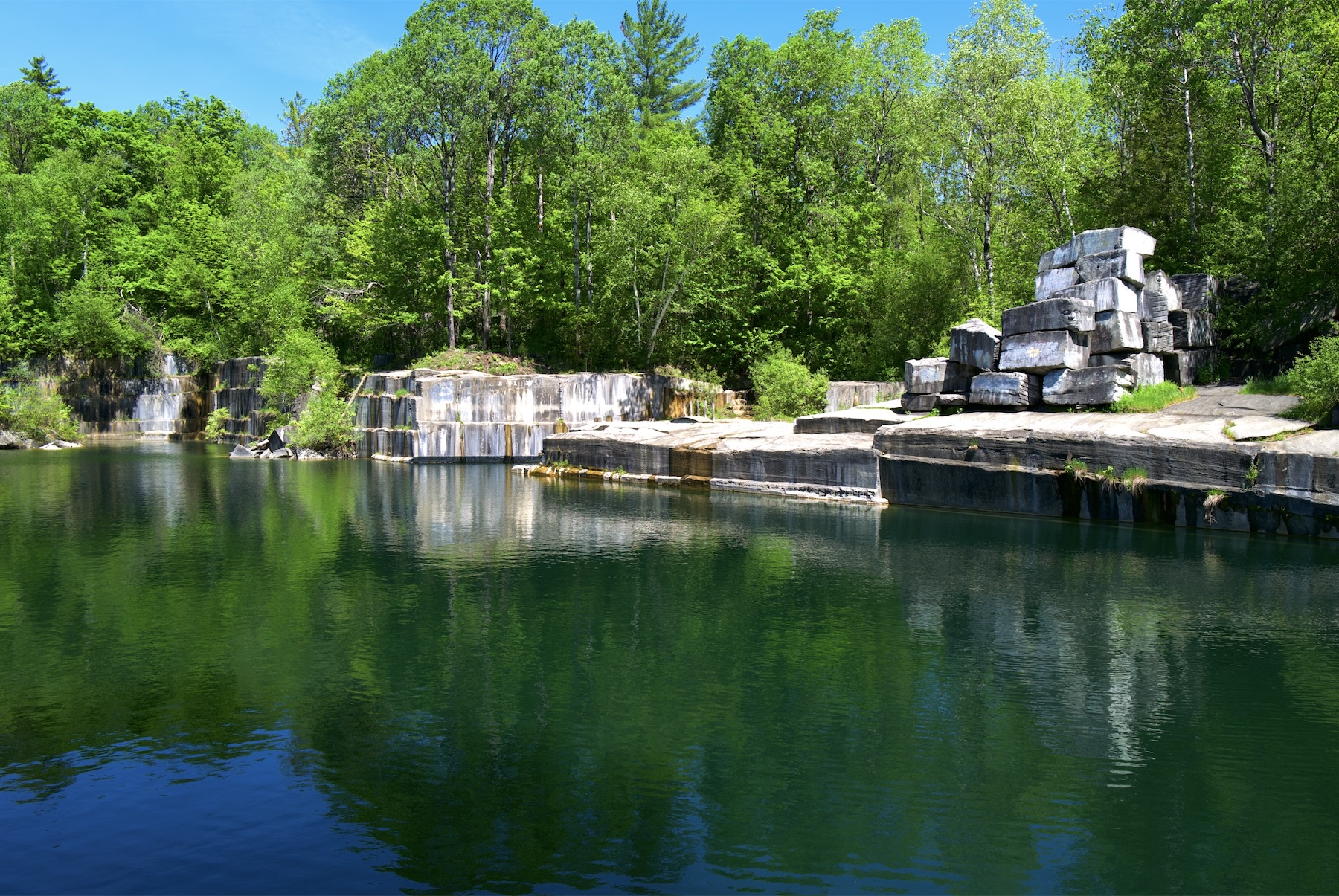 A Deep Dive - Stratton Magazine - Celebrating Manchester and the Mountains, image size:1800x1205